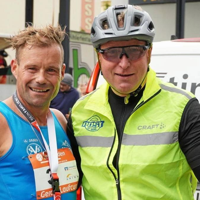 Der Sömmerdaer Daniel Greiner (links) im Ziel des 33 km-Höhlerfestlaufcrosses mit seinem Fahrradbegleiter Stefan Werber.