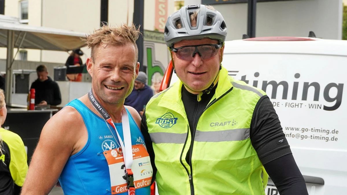 Der Sömmerdaer Daniel Greiner (links) im Ziel des 33 km-Höhlerfestlaufcrosses mit seinem Fahrradbegleiter Stefan Werber.