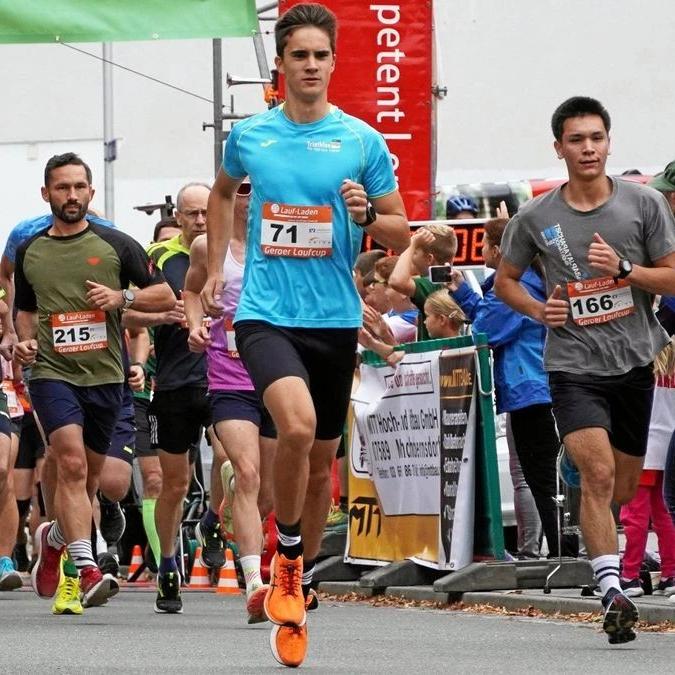 Schon am Start des Höhlerfest-Hauptlaufes über 12 km setzt sich der Leipziger Richard Vogelsang (rechts) von der Konkurrenz um den später zweitplatzierten Fabio Schönfeld (Nr. 71) ab.