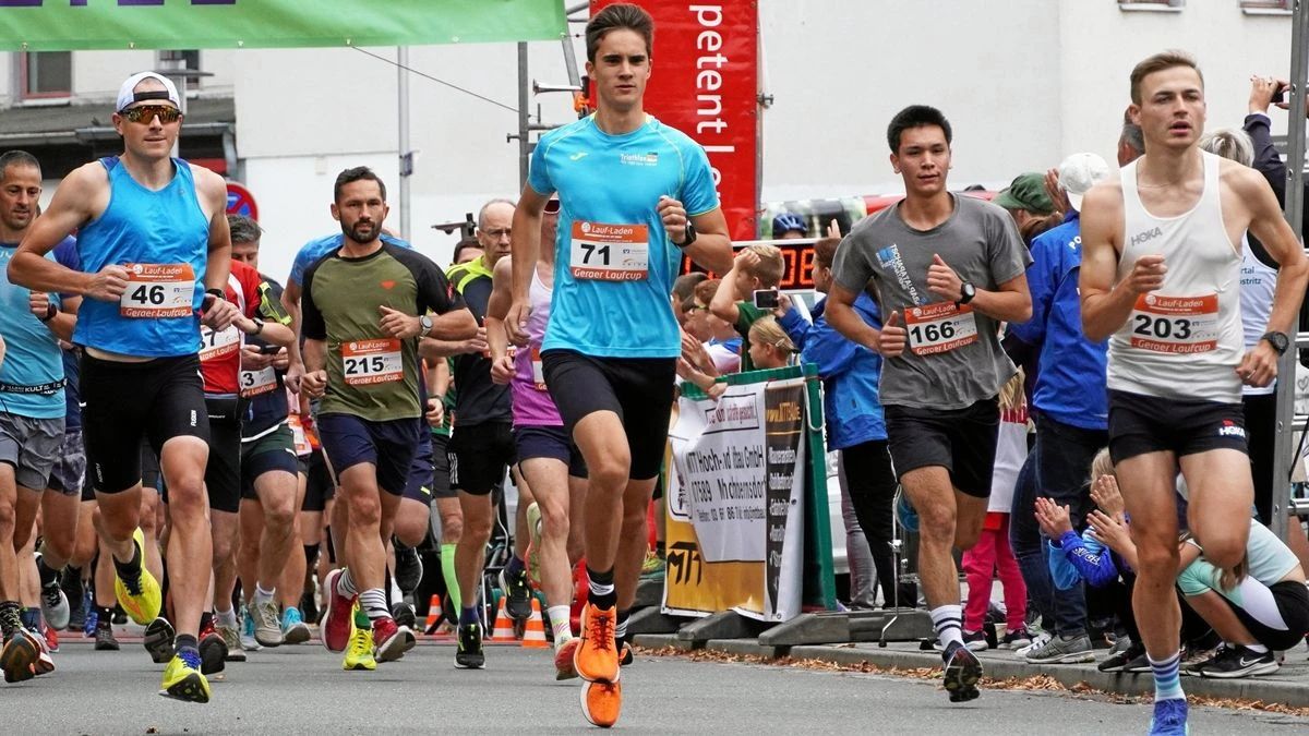 Schon am Start des Höhlerfest-Hauptlaufes über 12 km setzt sich der Leipziger Richard Vogelsang (rechts) von der Konkurrenz um den später zweitplatzierten Fabio Schönfeld (Nr. 71) ab.